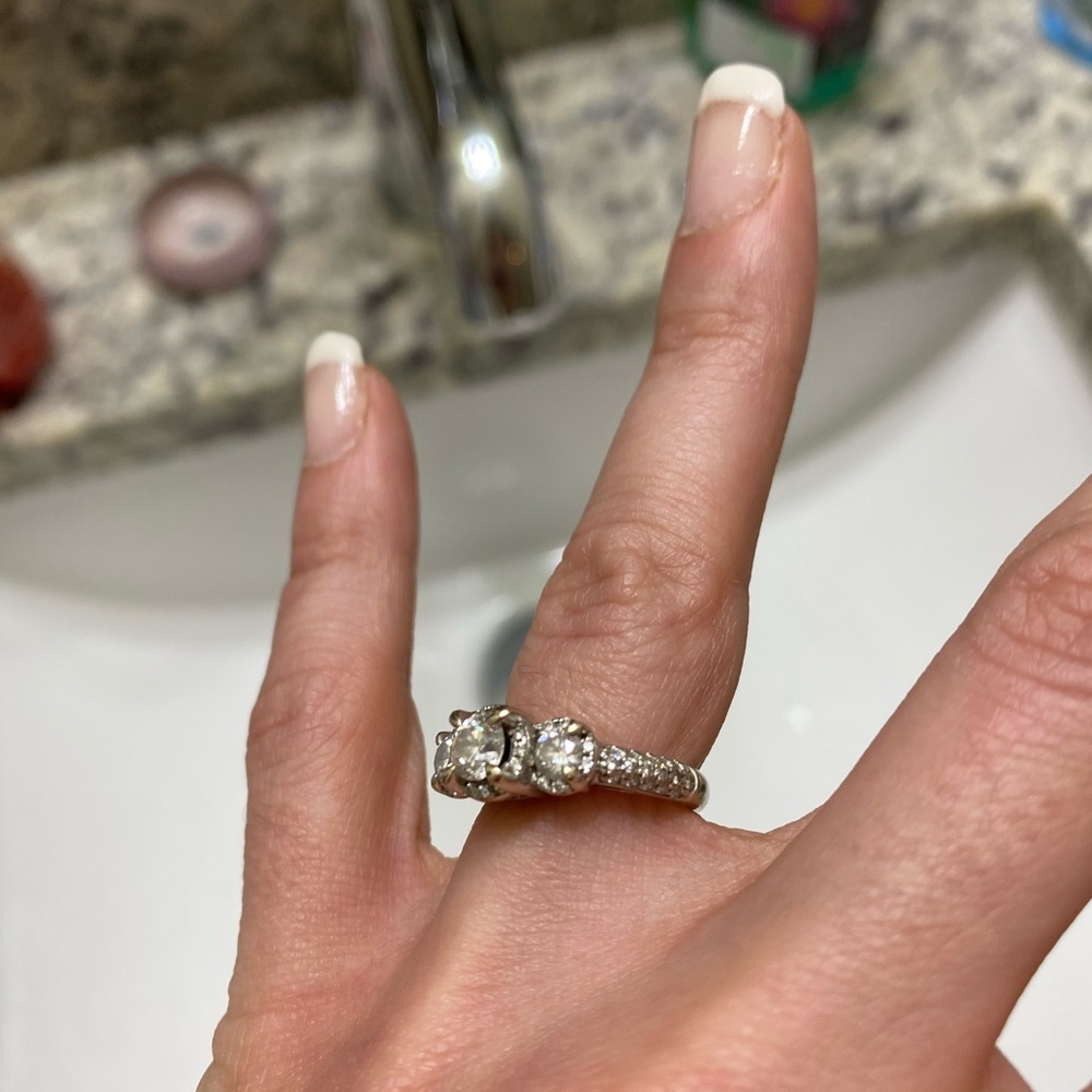 Engagement ring - Picture 2 of 5
